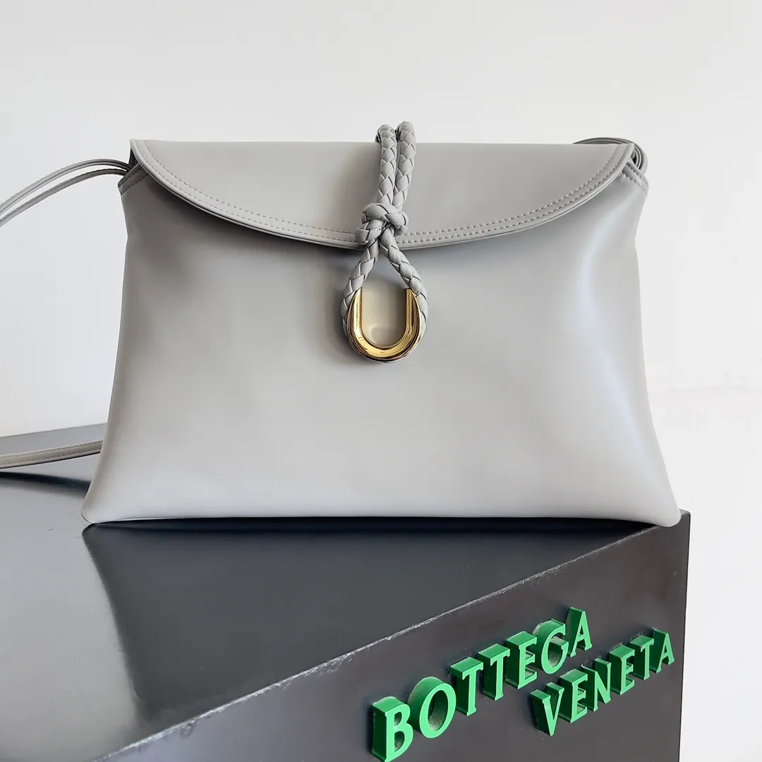 Batch 1680 Inspired by the 1970s, the Bottega Veneta women's logo shoulder bag has a smooth leather surface that brings a clean and handsome feel, just like the neatness and tenacity of a working woman. The front buckle is made of high-quality hardware pendant, the overall retro elegance, and the excellent leather feels soft. This Bottega Veneta series can be described as beautiful, weakening the complexity of the outfit, not competing for it, and only using the best quality to interpret itself. Style number: 806034 (large size) Size: 30*20*8cm